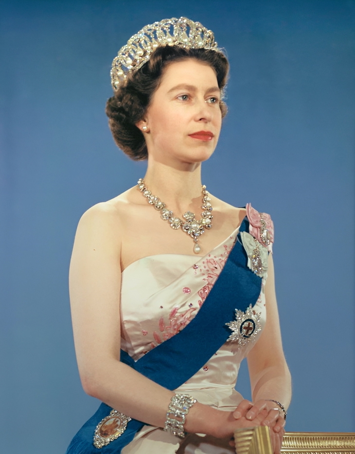 Official portrait of Queen Elizabeth II before the start of her 1959 tour, wearing the Vladimir Tiara, the Queen Victoria Jubilee Necklace, the blue Garter Riband, Badge and Garter Star and the Royal Family Orders of King George V and King George VI. Courtesy: Library and Archives Canada. Photo: Donald McKague/Wikimedia Commons (cc-by-2.0)